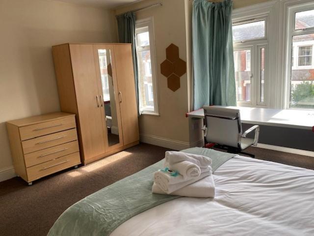 Berks Luxury Serviced Apartments,5 Bedrooms, 5 Double Beds, 2 Bathrooms, Free Super Fast Wifi & Parking Earley Exterior foto