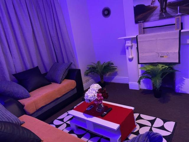 Berks Luxury Serviced Apartments,5 Bedrooms, 5 Double Beds, 2 Bathrooms, Free Super Fast Wifi & Parking Earley Exterior foto